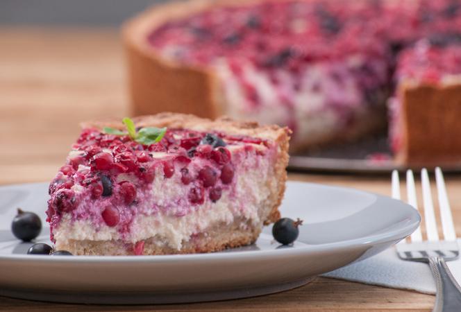 Tarta twarogowa z owocami sezonowymi