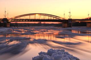 Zamarzająca Warta pod mostem Rocha