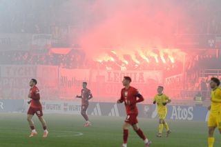 Oprawa i racowisko polskich kibiców na meczu w Kownie: Litwa - Polska