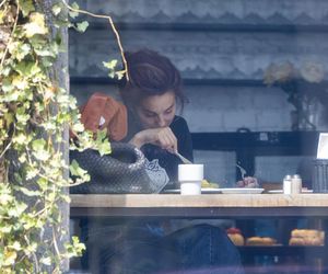 Małgorzata Socha stroi miny przy bajglu