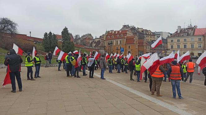 Rolnicy w Lublinie rozpoczęli przemarsz. Mamy zdjęcia!