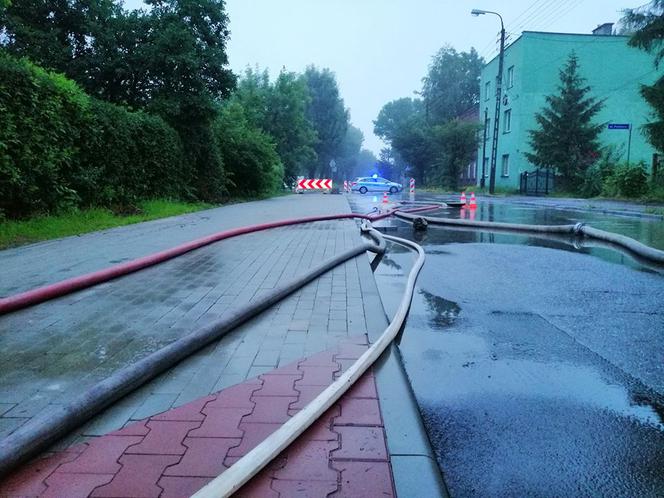 Skutki burz na Śląsku. Zalane ulice, stadion pod wodą! [ZDJĘCIA]