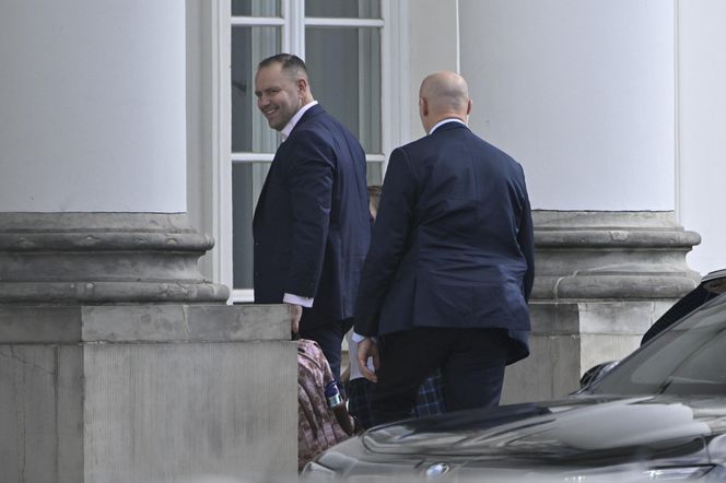 Karol Nawrocki który odbiera Kasię ze szkoły.