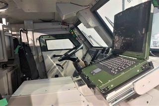 Wnętrze pojazdu dowodzenia systemu Gladius 