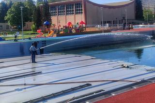 Czyszczą baseny miejskie i naprawiają pomost na Żwirowni. Trwają przygotowania do sezonu 2023 