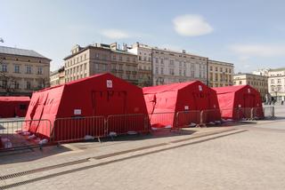 Tajemnicze namioty na Rynku Głównym w Krakowie. Dlaczego się tam pojawiły? [ZDJĘCIA]