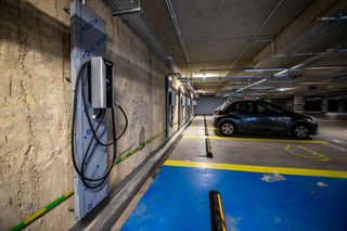 Gdzie są obiecane Warszawie parkingi podziemne? Powstał tylko jeden – i świeci pustkami