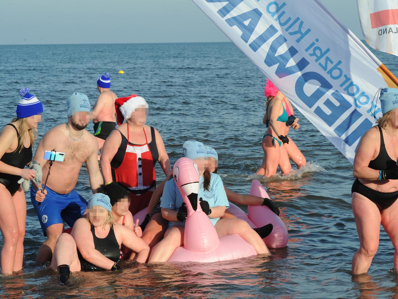 Miłośnicy lodowatych kąpieli spotkali się w Kołobrzegu. To prawdziwe święto morsowania [ZDJĘCIA, WIDEO]