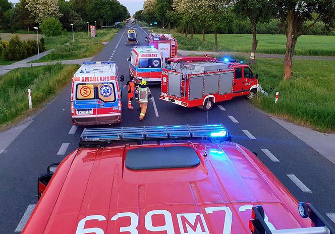 Kożuszki-Kolonia. Jeden 18-latek nie żyje, dwóch zostało rannych! ZDJĘCIA z koszmarnego wypadku bmw na DK nr 92