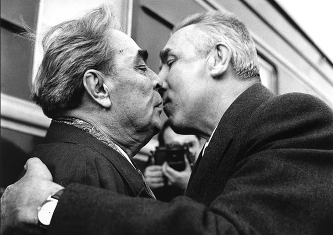 Tak Gierek całował się z mężczyznami