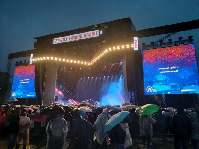 Męskie Granie 2024 we Wrocławiu. Ulewny deszcz i błoto nie przeszkadzały w dobrej zabawie. Tańczyliśmy w błocie z uśmiechem na ustach [RELACJA, ZDJĘCIA]