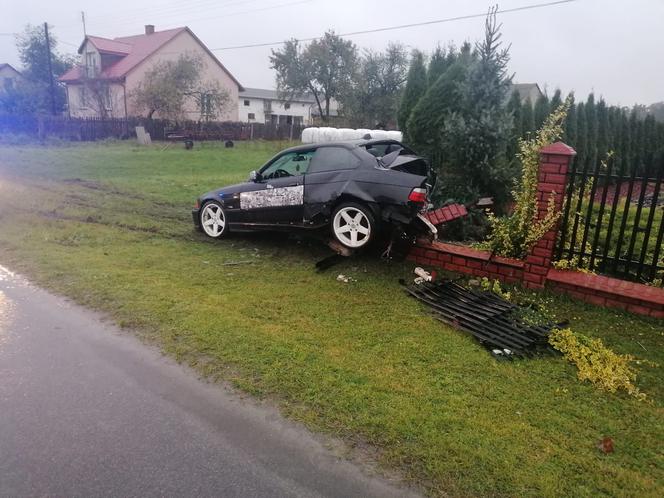 Był tak spragniony, że „setkę” i trzy piwa wypił pod sklepem. SKOŃCZYŁ NA PŁOCIE!