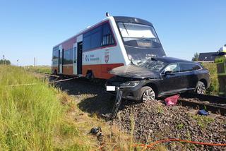 Tragednia pod Lesznem na przejeździe kolejowym. Nie żyje jedna osoba 