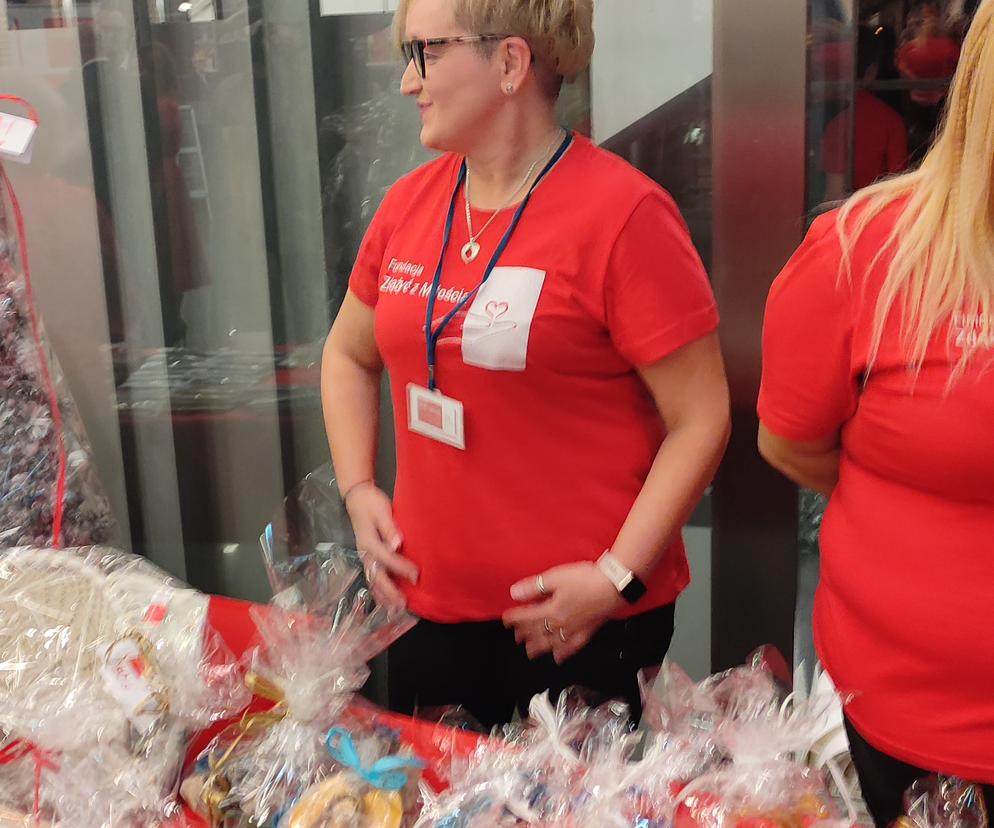 Dochód z kiermaszu świątecznego pomoże chorej na nowotwór Mai, podopiecznej fundacji Zdążyć z miłością