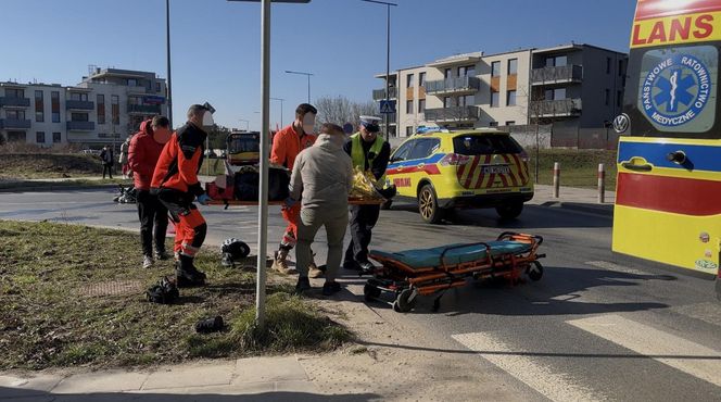 Motocyklista trafił do szpitala. Kierowca mazdy wymusił pierwszeństwo. Koszmarny wypadek w Warszawie