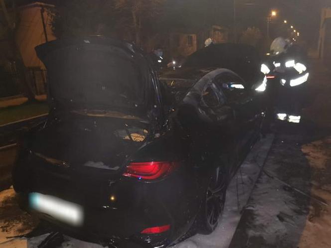 Raciąż. Luksusowe auta spłonęły przed domem! Strażacy: Podpalenie [ZDJĘCIA]