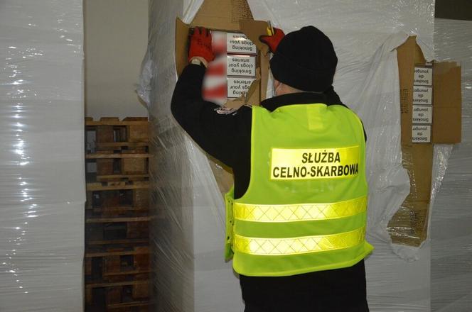 Budzisko. Kontrabanda za ponad 7,5 mln zł zamiast transportu ciastek [ZDJĘCIA]