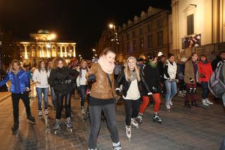 Nightskating. Warszawiacy przejechali stolicę na rolkach [Zdjęcia]