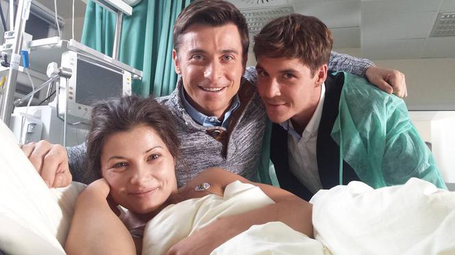 M jak miłość odcinek 1125 na planie. Marek (Kacper Kuszewski), Kasia (Agnieszka Sienkiewicz), Marcin (Mikołaj Roznerski)