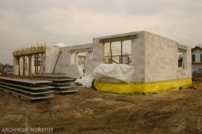Wady w wybudowanym domu. Jak żądać od wykonawcy naprawy na podstawie rękojmi