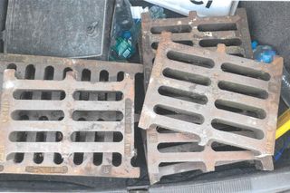 Złodziej włazów wpadł na gorącym uczynku! Koniec złotego interesu