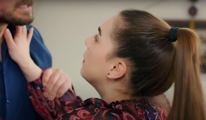 Ege śledzi Melis i dla zmyłki proponuje jej natychmiastowy ślub.