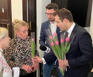 Protest niepełnosprawnych. Iwona Hartwich dostała kwiaty do Rafała Bochenka