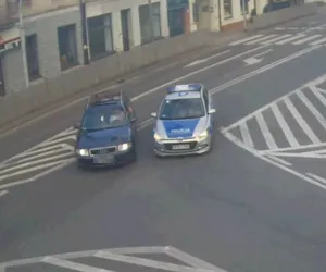 Liczyła się każda sekunda! Policjanci eskortowali auto z nieprzytomnych niemowlakiem 