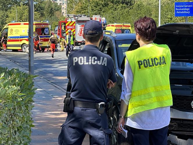 Auto wjechało w przystanek w Warszawie. Dwie osoby nie żyją