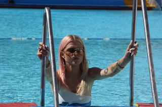 Margaret rapuje na basenie w Sosnowcu. Klip do kawałka Roadster jest już hitem sieci [ZDJĘCIA Z KLIPU]