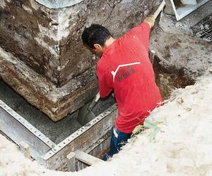 Podbijanie fundamentów 5. W deskowaniu ułożono beton klasy B 15 przygotowany na budowie z szybkowiążącego cementu portlandzkiego.