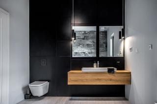 Projekt nowoczesnej łazienki: 1 ciemna ściana we wnętrzu