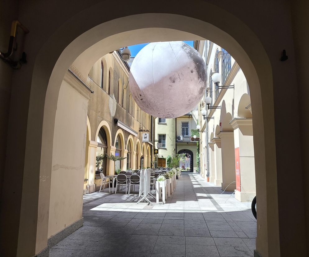 Tarnów ma swój Księżyc! Niezwykła instalacja pojawiła się w Pasażu Tertila