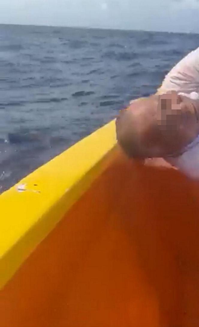 Związali go na łodzi i wrzucili do morza! Drastyczne wideo z egzekucji