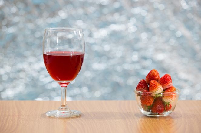 Domowe wino truskawkowe – aromatyczny trunek, który smakuje latem przez cały rok