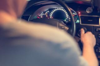 Zasnął za kierownicą... na środku drogi! Obudzili go policjanci. Kokainę popił alkoholem?!