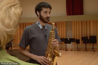 Grał na saksofonie, gdy operowali mu mózg