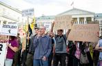 Lokatorzy z Osiedla Przyjaźń protestowali przed ratuszem: Chcemy umów z miastem, nie wysiedleń!