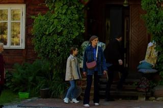 	M jak miłość nowy sezon na planie. Natalka (Dominika Suchecka), jej córka Hania (Wiktoria Basik), Bartek (Arkadiusz Smoleński), Kisielowa (Małgorzata Rożniatowska)