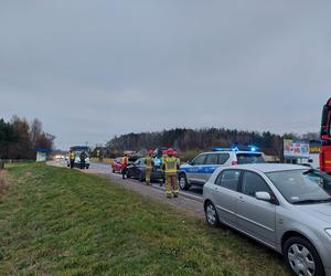 Poranny wypadek na drodze nr 42 w Kuczowie. Zderzyły się dwa auta osobowe i bus
