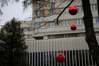 Na placu przed rektoratem UMCS w Lublinie zagościły wielkie czerwone bombki!