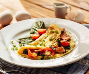 Pyszny, wegański i bezglutenowy. Ten omlet będzie królować na stołach