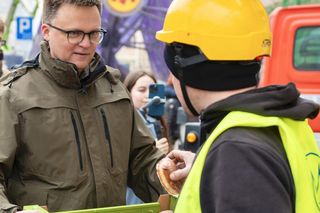 Szymon Hołownia rozdaje pączki
