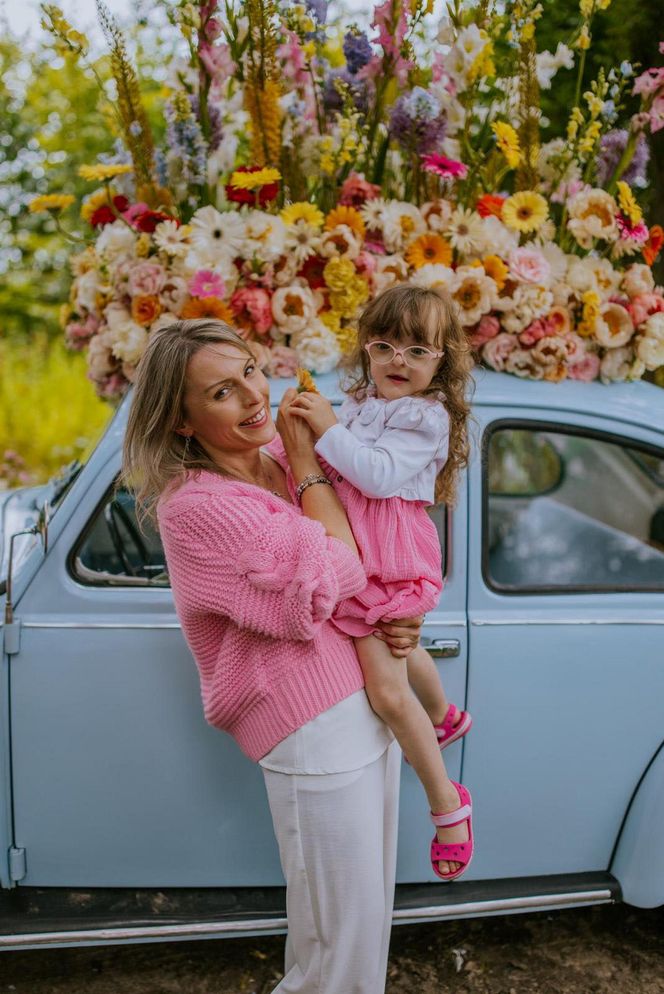 Pani Monika adoptowała niepełnosprawną Natalkę. „Moje życie jest tysiąc raz trudniejsze, a jednocześnie milion razy szczęśliwsze”