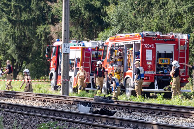 Osobówka wjechała pod pociąg w Wielkopolsce. Cztery osoby nie żyją!