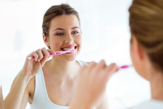 Problemy z zębami po ciąży. Jak wzmocnić zęby osłabione po ciąży?