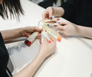 Najpiękniejsze inspiracje na paznokcie w kształcie migdałka. Ten manicure zawojował salony kosmetyczne w 2025 roku! 