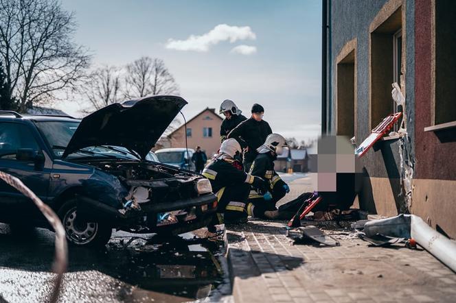 Recław: Auto wjechało w latarnię 