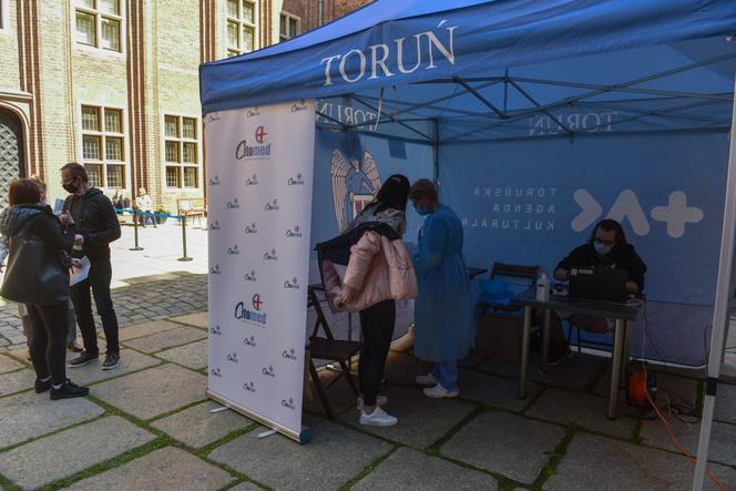 Akcja szczepień na dziedzińcu Ratusza Staromiejskiego w Toruniu