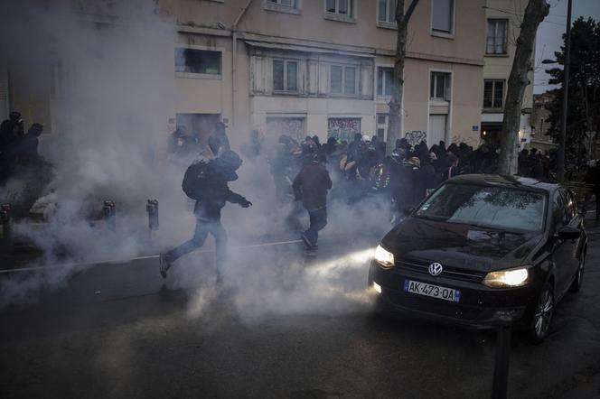 Demonstracje i starcia z policją po zatwierdzeniu przez Radę Konstytucyjną reformy emerytalnej